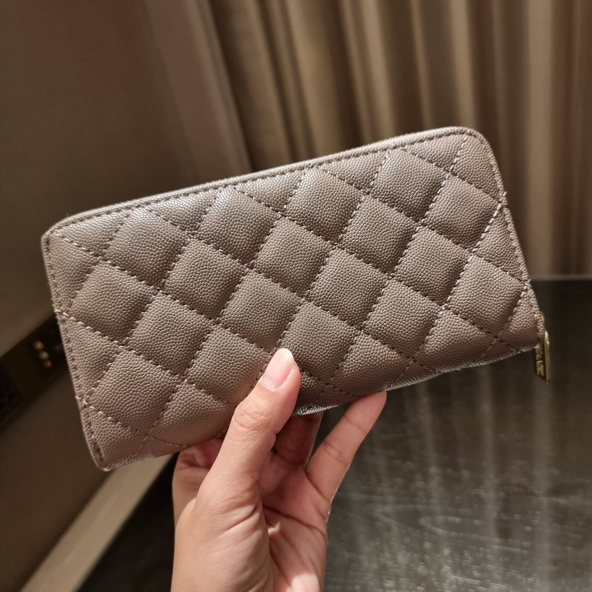 VIP 】กระเป๋าสตางค์ใบยาวรุ่นซิปรอบ สวยรับทรัพย์จาก Chanel วัสดุหนังลายคาร์เวีย ใช้แล้วขับผิวสุดๆ เปิด-ปิดด้วยซิปรูดรอบใบ ใช้งานง่าย ภายในกระเป๋ามีช่องใส่บัตรได้ ใส่ธนบัตรหรือเหรียญได้ มีช่องซิปแยกอีกหนึ่งช่อง ดีไซน์เรียบหรูแบบนี้ สาวๆห้ามพลาดกันน้า!! ซื้อใ