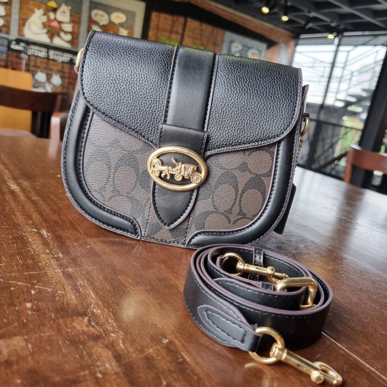 ของแท้ 💯% COACH C2806 GEORGIE SADDLE BAG IN SIGNATURE CANVAS ยกระดับความหรูให้กับตัวเองกันหน่อย