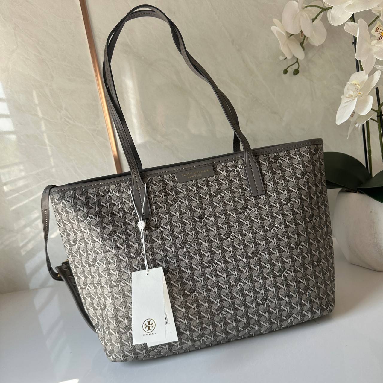 Tory Burch Ever Ready Zip Tote Small Coated Canvas / Tory Burch Geo Logo Tote กระเป๋าโท้ท พิมพ์ลายด้วยลวดลายสานตะกร้าอันเป็นเอกลักษณ์ของแบรนด์ ซึ่งได้แรงบันดาลใจจากความหลงใหลในงานจักสานของผู้ก่อตั้ง