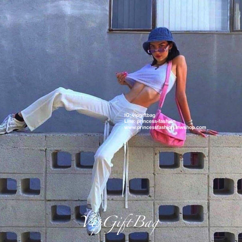 ชมพู MUST HAVE ITEM 2019 !! รุ่นยอดฮิตของ **วัยรุ่นสายสตรีท ทั่วโลก จากงาน CHANEL VIP GIFT **ของแท้100% **มีป้ายNOTFORSALE เป็นกระเป๋า ใบสวยรุ่นหายาก ขนาดกำลังดี ใช้ได้ทั้งหญิงชายเลยค่ะ ขนเฟอร์นิ่มมากกก เก็บของอย่างดี น้ำหนักเบา ด้านในมีช่องใส่ของจุกจิก M