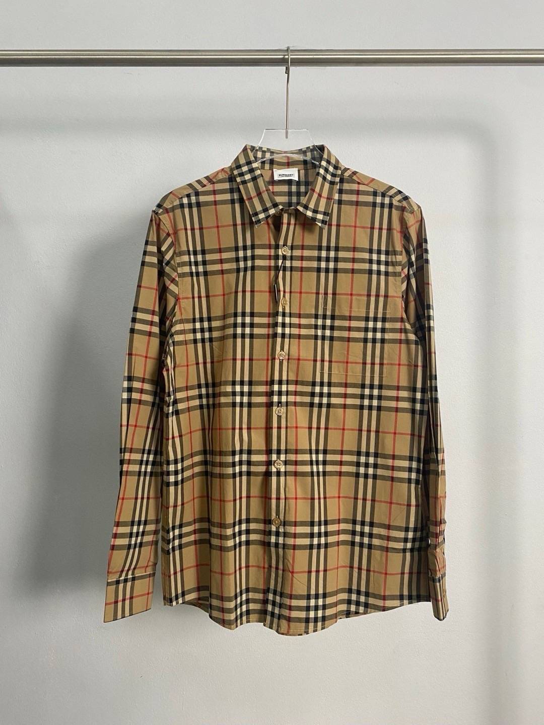 BURBERRY Shirt งานปักละเอียดมากๆ VIP 1:1 แนะนำให้ต้องมีเป็นเจ้าของ เสื้อเชิ้ตงานแบรนด์เนื้อผ้าอย่างดีงานนำเข้าจากโรงงานเทียบแบรนด์ เกรดท็อปออริจินอล เกรดดีสุด เทียบแท้ พร้อมป้ายแท็ก