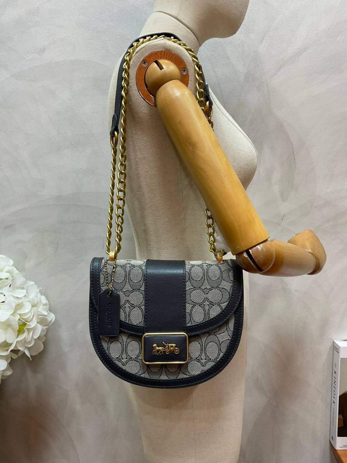 COACH ALIE SADDLE BAG IN SIGNATURE JACQUARD (C4694//C3464) New item!! กระเป๋าสะพายทรง saddle ดีไซน์วินเทจย้อนยุค แฝงความหรูในตัวด้วยอะไหล่สีทองเหลือง โดดเด่นไม่ซ้ำใครแน่นอน วัสดุผ้า jacquard สลับหนังแท้ ภายในเป็นช่องโล่ง มาพร้อมสายสะพายครอสบอดี้ ที่สามารถ