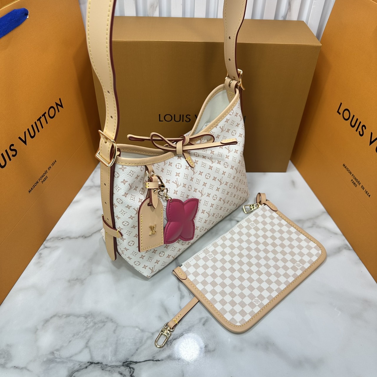 ORI หนังแท้ | LV CarryAll PM bag กระเป๋าสะพายทรงโท้ทแครี่ออล Monogram แคนวาสแต่งขอบหนังผสานเสน่ห์สวยงามเข้ากับดีไซน์ที่รับกับสรีระให้คุณพกพาไปได้ทุกที่ ด้านในออกแบบมาอย่างชาญฉลาด มาพร้อมใบเล็กเข้าเซ็ท