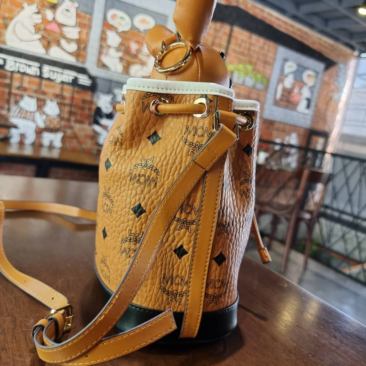 M.C.M ZOO RABBIT DRAWSTRING BAG IN VISETOS LEATHER MIX คอลเลคชั่นซูมาใหม่ ฮิตหนักมากที่เกาหลีและญี่ปุ่น ไอเท็มสุดคิ้วท์ น้องกระะต่ายโดดเด่น กระเป๋าสะพายทรง bucket ไซส์เล็กขนาดน่ารักน่าใช้ แฟชั่นสไตล์มากใบนี้ ดีไซน์น้องกระต่ายแอบในกระเป๋า และสามารถนำออกมาห