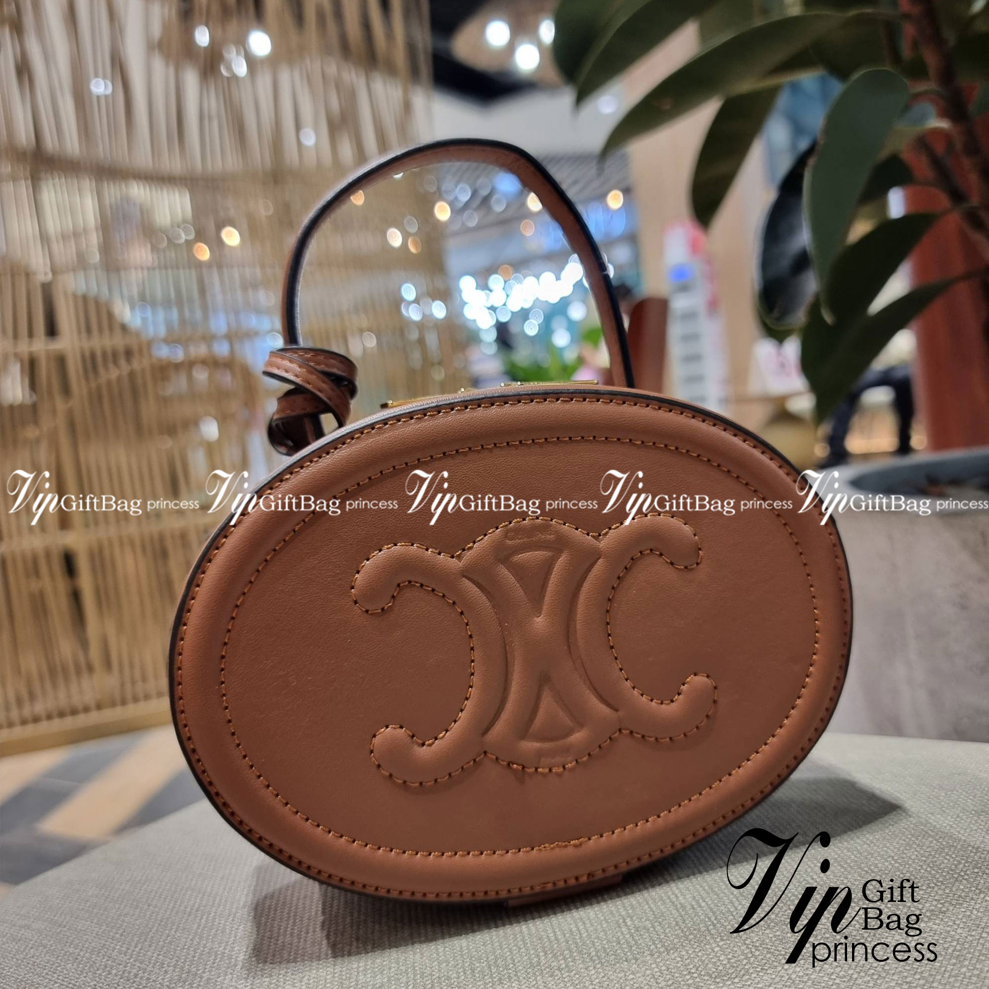 VIP 🥂 CELINE OVAL MINAUDIERE CUIR TRIOMPHE น้องน่ารักม้ากกกก!! น่ารักตะโกนไปเลย!! กับกระเป๋าทรง oval รุ่นแรร์ไอเท็ม ที่หายาก และ sold out ไปหลายรอบ!! น้องใบกะทัดรัด สำหรับสาวๆที่ชอบพกพกของแบบง่ายๆ ให้ชีวิตไม่ยุ่งยาก คล้องแขนใช้งานเก๋ๆ วัสดุหนังสัง