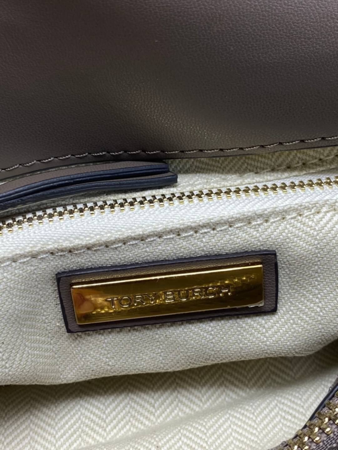 Large : Tory Burch Kira Chevron Quilted Convertible Leather Crossbody Bag เป็นกระเป๋าที่ใช้ในการออกงานสำคัญหรือวันที่มีปาร์ตี้สังสรรค์ คุณควรเลือกใช้กระเป๋าที่มีดีไซน์สะดุดตา เพราะจะช่วยยกระดับและเพิ่มเสน่ห์ให้กับตัวคุณเองมากยิ่งขึ้น หากเป็นงานทางการ เช่น