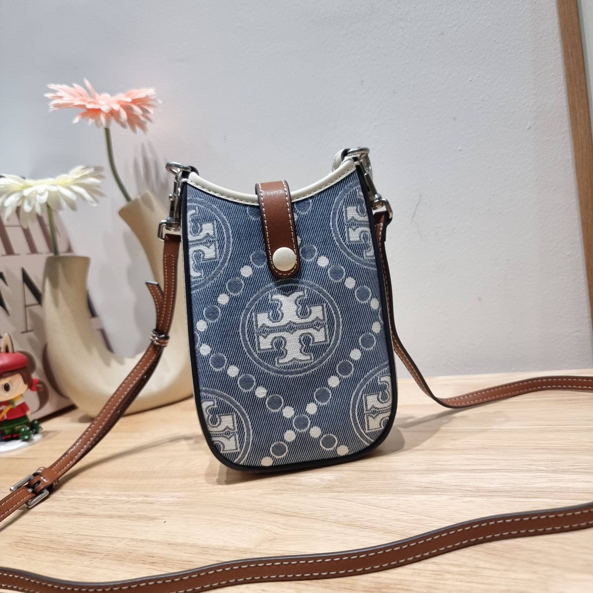 TORY BURCH T MONOGRAM DENIM PHONE CROSSBODY คอลเลคชั่นใหม่รับซัมเมอร์นี้ กับกระเป๋าสะพายข้างถนอมโทรศัพท์ ดีไซน์โทนสีฟ้า สวยคม วัสดุผ้าเดนิมตัดสลับหนัง
