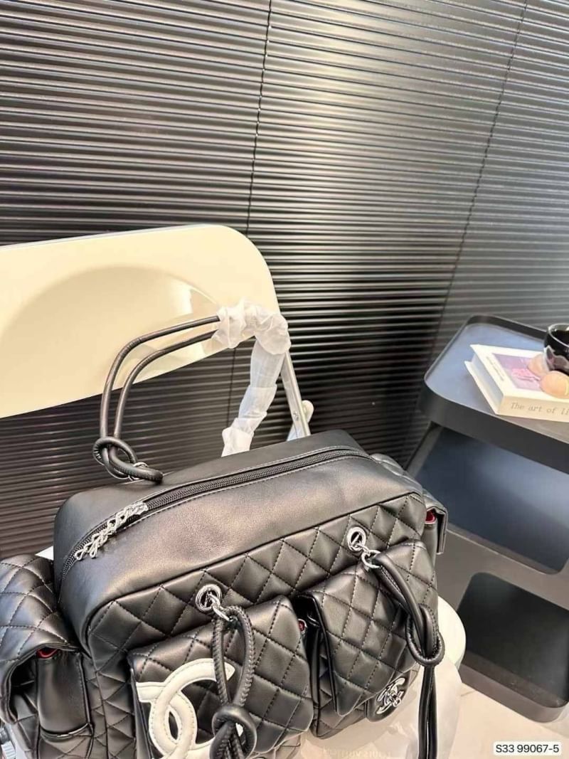 CHANEL Cambon Reporter Handbag ใหม่ล่าสุด กับกระเป๋าสะพายรูปทรงใหม่ มาพร้อมช่องใส่ของหลากหลายมุม แยกสัดส่วนใช้งานง่าย โดดเด่นด้วยโลโก้สีขาวตกแต่งด้านหน้า