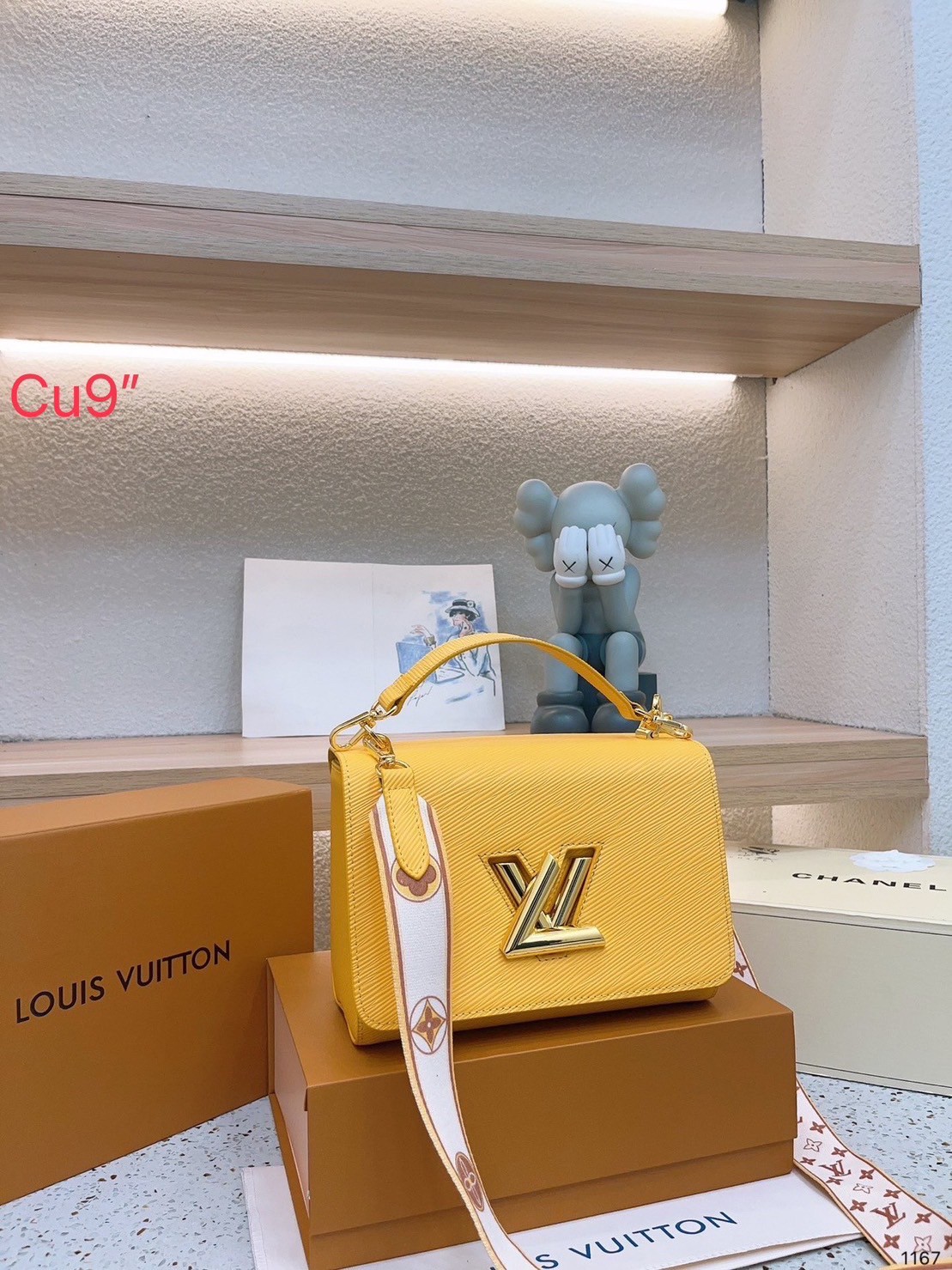 LV TWIST MM Epi BAG 9" น้องคนสวยรุ่นหายาก ที่สุดของความสวยหรูคลาสสิค กระเป๋าสะพายที่มีลูกเล่น เพิ่มดีเทลให้น่าใช้งาน วัสดุหนัง epi สวยคม ทนทาน ลวดลายเส้นไม้ แบบไม่มีใครซ้ำ