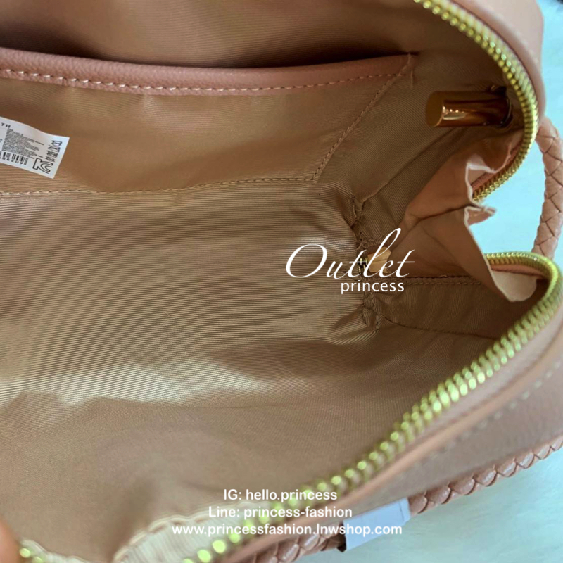 CHARLES & KEITH METAL PUSH LOCK CROSSBODY BAG รุ่นฮิตขายดีมีมาพร้อมส่งแล้วจ้า กับกระเ๋าสะพายไซส์น่ารัก วางอยู่ทรง เปิดปิดด้วย ตัวล็อกด้านหน้า ด้านในแบ่งเป็น 2 ช่องมีช่องซิปตรงกลาง จุของได้เยอะพอควรเลยค่ะ ใส่ iPhone plus ได้สบายๆ และของจุกจิกที่จำเป็น รุ่น