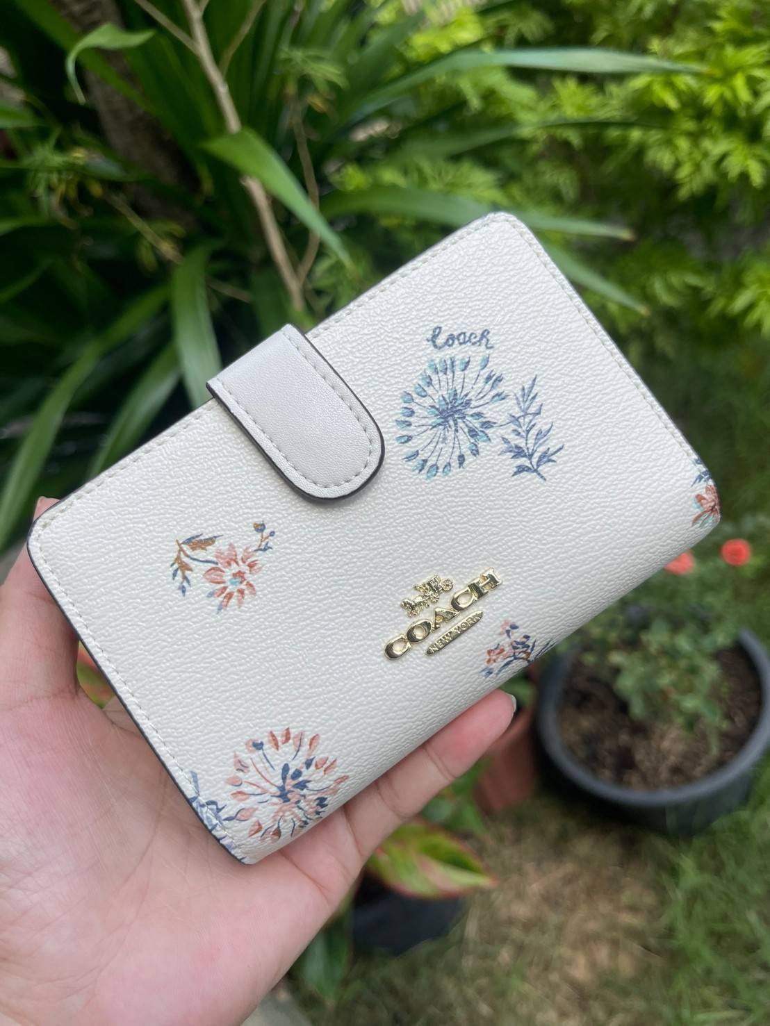 COACH MEDIUM CORNER ZIP WALLET IN SIGNATURE CANVAS กระเป๋าสตางค์ขนาดกลางที่ถือว่าเป็นไอเทม Must Have ของทุกเพศทุกวัยที่ต้องพกติดตัวไว้ตลอดเวลา เพราะนอกจากจะช่วยจัดเก็บเงิน บัตรประชาชน บัตรเครดิตและต่าง ๆ ให้เป็นระเบียบเรียบร้อยยังต้องคำนึงถึงประโยชน์ใช้สอ