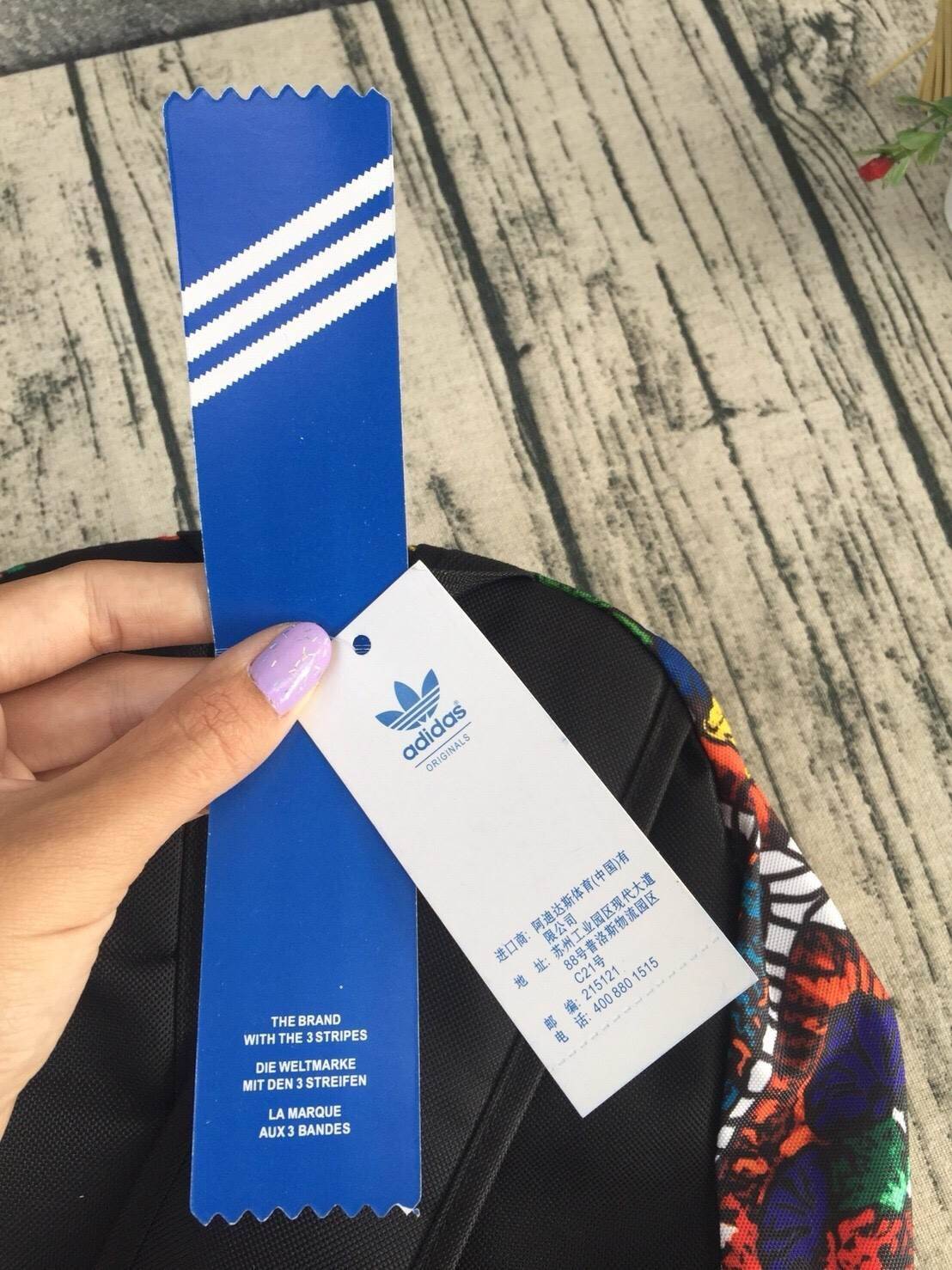 ADIDAS WOMEN ORIGINALS CROCHITA CLASSIC BACKPACK กระเป๋าเป้ แบบใหม่ล่าสุด พิมพ์ลายคลาสสิค ใช้เป็นกระเป๋านักเรียน หรือเป้กีฬาได้ ช่องใส่ของใหญ่แยกช่องสำหรับใส่หนังสือ และมีช่องหน้าใส่ของจุกจิก รูปแบบสวยทันสมัย ใช้ได้ทั้งชาย-หญิง วัสดุคุณภาพดี กันน้ำได้