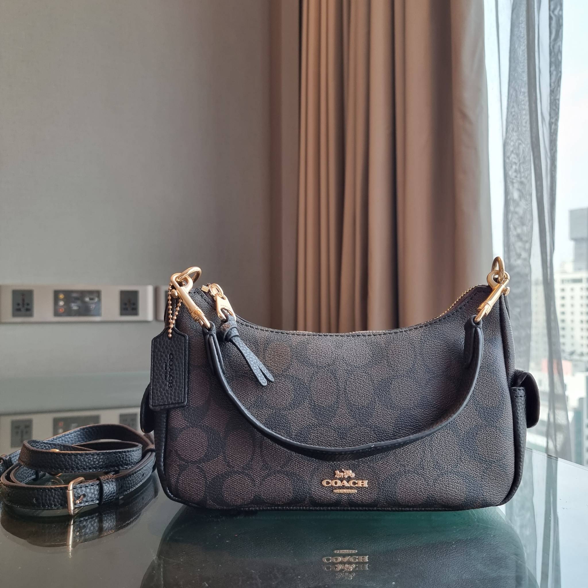 COACH C7223 PENNY SHOULDER BAG 25 IN SIGNATURE CANVAS คอลเลคชั่นเพนนีสุดคิ้วท์ ในรูปแบบของกระเป๋าสะพายไหล่กึ่งทรงพอช พร้อมเสิร์ฟความสวยถึงบ้านไปเลย!! ด้วยดีไซน์คลาสสิคย้อนยุค ที่แอบแฝงความเรียบหรู มาพร้อมสายสะพาย 2 เส้น เป็นสายคล้องมือและสายสะพายครอสบอดี้