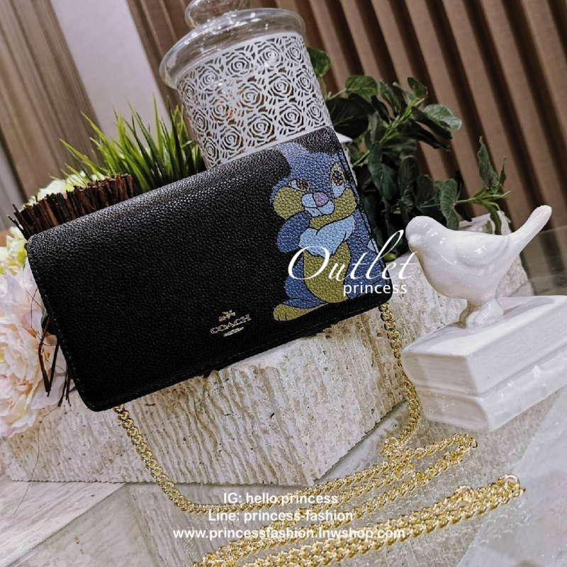DISNEY X COACH Crossbody Bag 2019 New in! กระเป๋าสะพายคอลเลคชั่นสุดพิเศษ Limited Edition จาก Coach Factory ร่วมกับ Disney ทรงเหลี่ยม วัสดุหนัง texture ลายสวย วางอยู่ทรง ดีไซน์ ลายตัวการ์ตูนดิสนีย์ทั้ง 2 character เปิดปิดด้วยฝาปิด กระดุมแม่เหล็ก ภายในแบ่งช