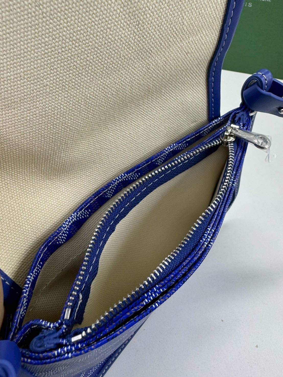 10 สี ORI หนังแท้ | GOYARD Plumet pouch-wallet กระเป๋าสะพายใบเล็กกะทัดรัด ดีไซน์กระเป๋าสตางค์ Plumet ดีไซน์มาพร้อมช่องใส่เหรียญ ธนบัตร และบัตรต่างๆ สามารถสะพายไหล่เป็นกระเป๋าสะพายข้างได้เหมือนกระเป๋าใบเล็ก