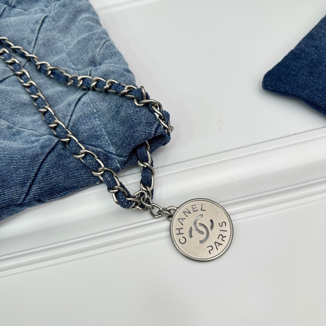 CHANEL Denim Quilted Chanel 22 Blue / Chanel 22 Handbag Denim พร้อมส่ง กระเป๋าสะพายยีนส์ เท่ๆ คูลๆ งานเดนิมฟอกดีเทลความสวยมากมาย ภายในโล่งกว้าง จุของได้สบายๆ