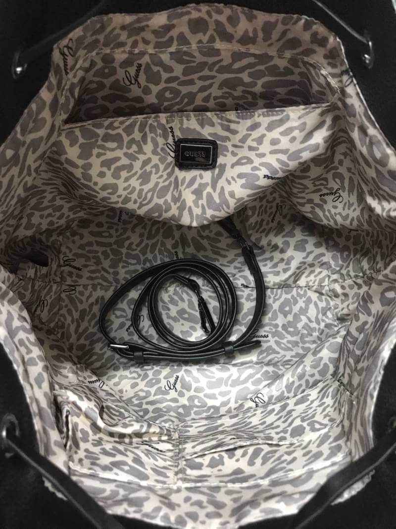 GUESS DRAWSTRING BUCKET BAG WITH STRAP กระเป๋าถือหรือสะพายทรง วัสดุหนังแกะสังเคราะห์ นิ่มสวยอยู่ทรง ด้านหน้าประดับโลโก้ เปิดปิดแบบ Drawstring มาพร้อมสายสะพาย 2 แบบ ทั้งสายสั้น สะพายไหล่และสายยาว crossbody ปรับระดับได้ ภายในกว้างมีช่องซิป และโลโก้ ใส่ ipad