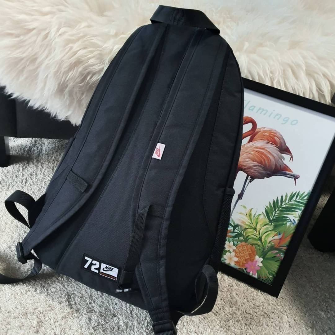 กระเป๋าเป้ใบใหญ่ Nike อะไหล่สีดำด้านหน้ามีโลโก้แบรนด์สีดำทั้งใบ ด้านหน้ามีช่องซิปใหญ่จุของได้เยอะมาก