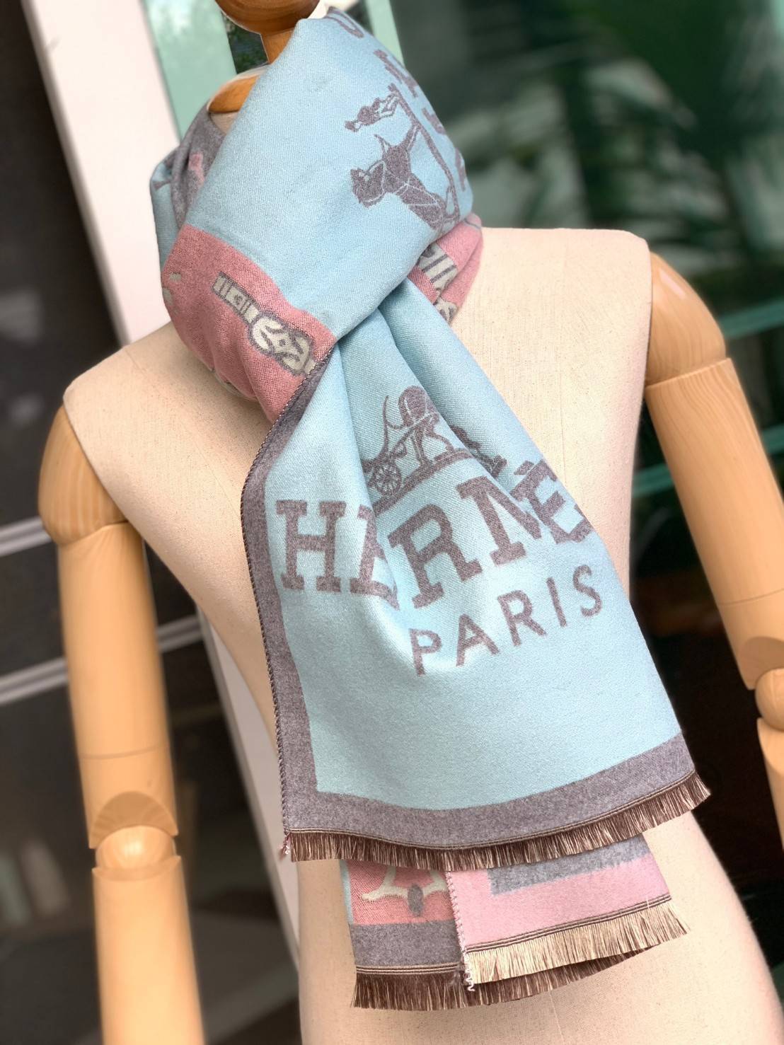 Hermes Paris Women’s Scarves Accessories Scarf ผ้าคลุมไหล่ผืนใหญ่ สวยหรูตาสแบบฉบับจากHermes ถักทอด้วยผ้าcashmere ผ้าเนื้อดี สัมผัสนุ่มมือ ทอลายในตัว สีสันและลายคมชัด ผืนใหญ่ ให้ความอบอุ่น มาเป็นเซ็ทของขวัญ เพื่อมอบเป็นของขวัญชิ้นดีแทนความรู้สึกดีๆให้กับที