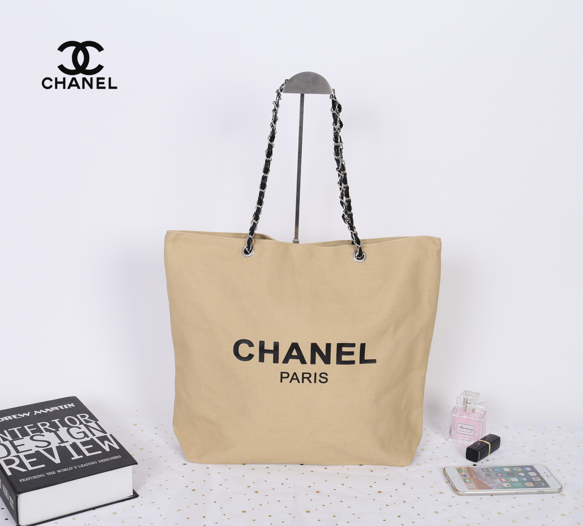 โซ่เงิน Chanel Shopper's Tote กระเป๋าสะพายทรง Tote VIP gift แท้ จาก counter น้ำหอมของ brand วัสดุ canvas เนื้อหนา อะไหล่ปั๊มแบรนด์ ภายในบุผ้าอย่างดี จุได้เยอะ มาพร้อมสายสะพายไหล่ แบบโซ่ต่อหนังสวยหรูค่ะ