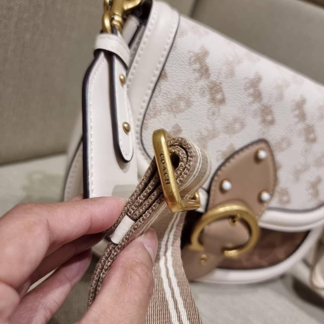 COACH C3837 BEAT SADDLE BAG WITH HORSE AND CARRIAGE PRINT The best item! ที่สาวๆรอคอย! ฮอตไฟลุก! สีหายาก ละมุนคุณหนู คอลเลคชั่นใหม่ ดีไซน์หรูหรา พิเศษมากๆมาพร้อมสายสะพาย 2 เส้น ใช้คู่กันหรือแยกสะพายก็สวยครบสูตร กระเป๋าสะพายทรง saddle คลาสสิค เปิด-ปิดด้วยก