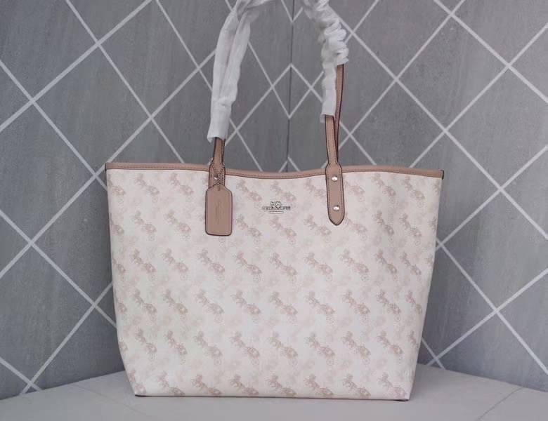 COACH 91107 REVERSIBLE CITY TOTE WITH HORSE AND CARRIAGE PRINT ใช้ได้ 2 ด้าน 🔺ทรง Tote รุ่นแนะนำค่ะ!! วัสดุ pvc อย่างดี นิ่มยวบตัวสวย ลายรถม้าทั้งใบค่ะ (ในไทยหายากค่ะลายนี้) 📌สามารถใช้ได้ทั้งด้านในและด้านนอกนะคะ สวยทั้ง2ด้านเลยทีเดียว เป็น
