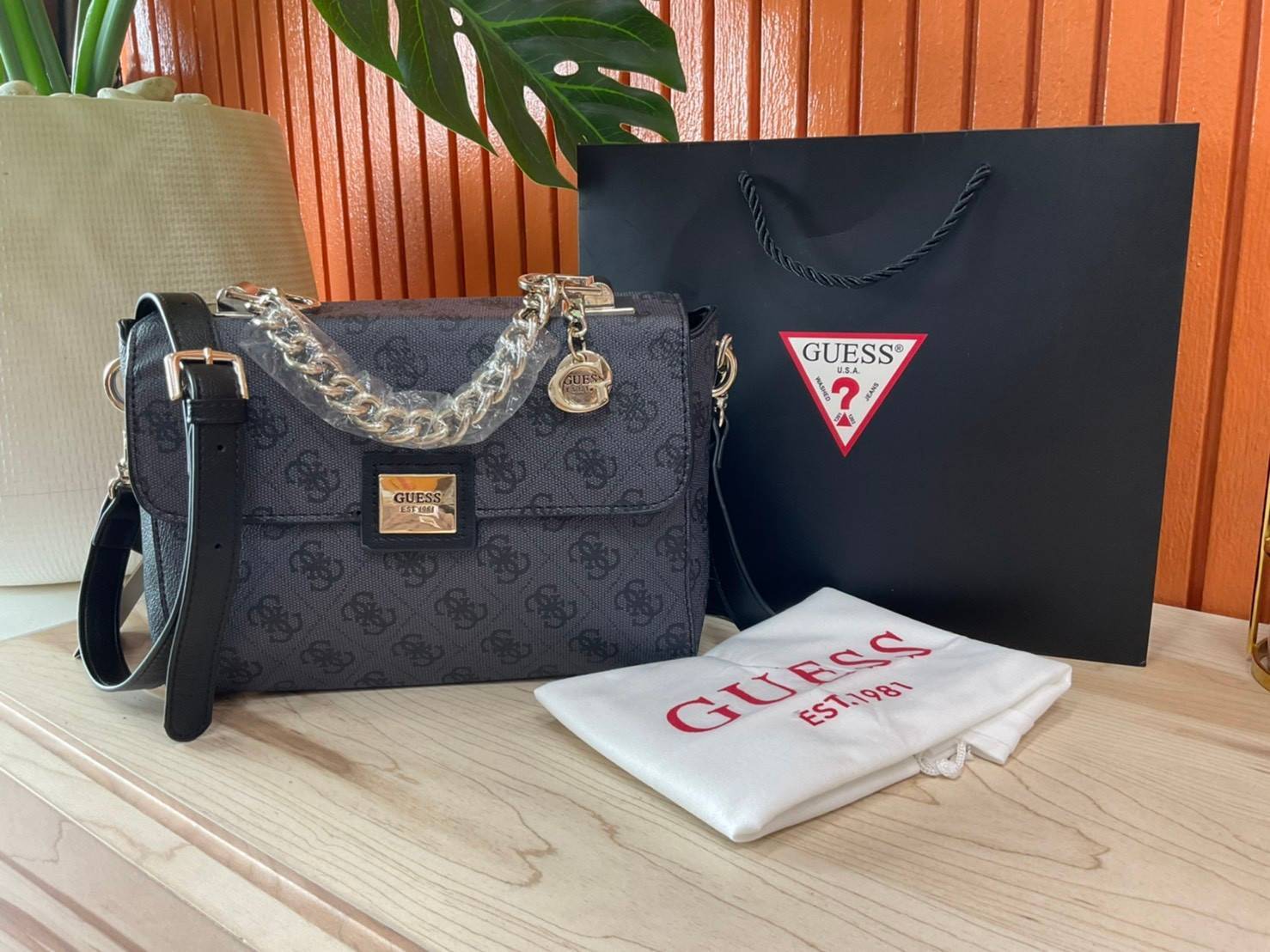 ราคาปังปิ๊นาศ (!!) มากแม่ 💕 GUESS Candace Top Handle Flap Bag กระเป๋าสะพาย Crossbody / คล้องแขน ถือออกงานได้ ทรงน่ารัก จากแบรนด์ GUESS สวยอยู่ทรง ขนาดกำลังดี น้ำหนักเบา ด้านหน้ามีโลโก้แบรนด์อะไหล่ทอง มีอะไหล่โซ่ห้อยด้านหน้าสามารถคล้องแขนและถือได้ 