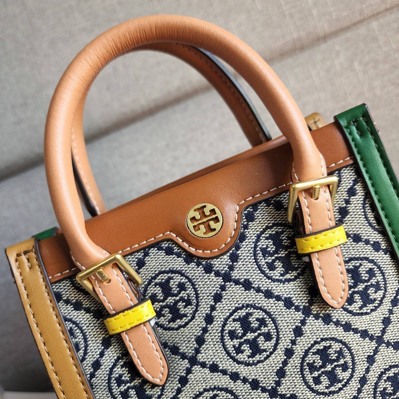 TORY BURCH T MONOGRAM COLORBlOCK JACQUARD MINI TOTE คอลเลคชั่นใหม่ล่าสุด ครอบครองก่อนใคร ไอเท็มยุคนี้รุ่นที่ควรมีติดตู้คะสาวๆ วัสดุ jacquard สลับหนังแท้ หูจับ มาพร้อมสายสะพายข้างหนังแท้ ปรับระดับได้ สายสามารถถอดออกได้ ภายในเป็นช่องโล่ง ใส่มือถือได้ กระเป๋