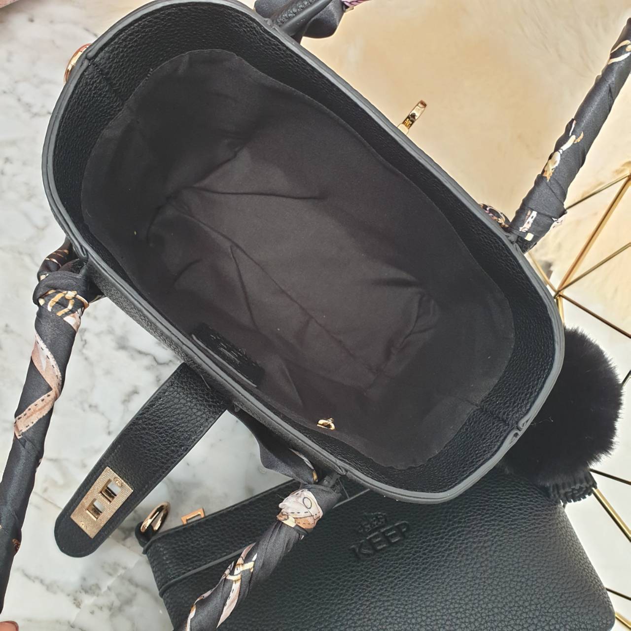 กระเป๋าทรงน่ารักๆ รับ Summer นี้เลยค่า KEEP ‘ Basket ‘ Handbag > ทรงน่ารัก (ราคานี้แถม ปอมๆ และผ้าพันหูกระเป๋าให้ 2 ผืน เข้า Set ) > มีใบเล็กด้านใน ให้อีก 1 ใบ สามารถเอาออกมาใช้สะพายได้ ( เหมือนซื้อ1ได้2 ) >น้ำหนักเบา ใบเล็กกะทัดรัด เหมาะกับ Summ