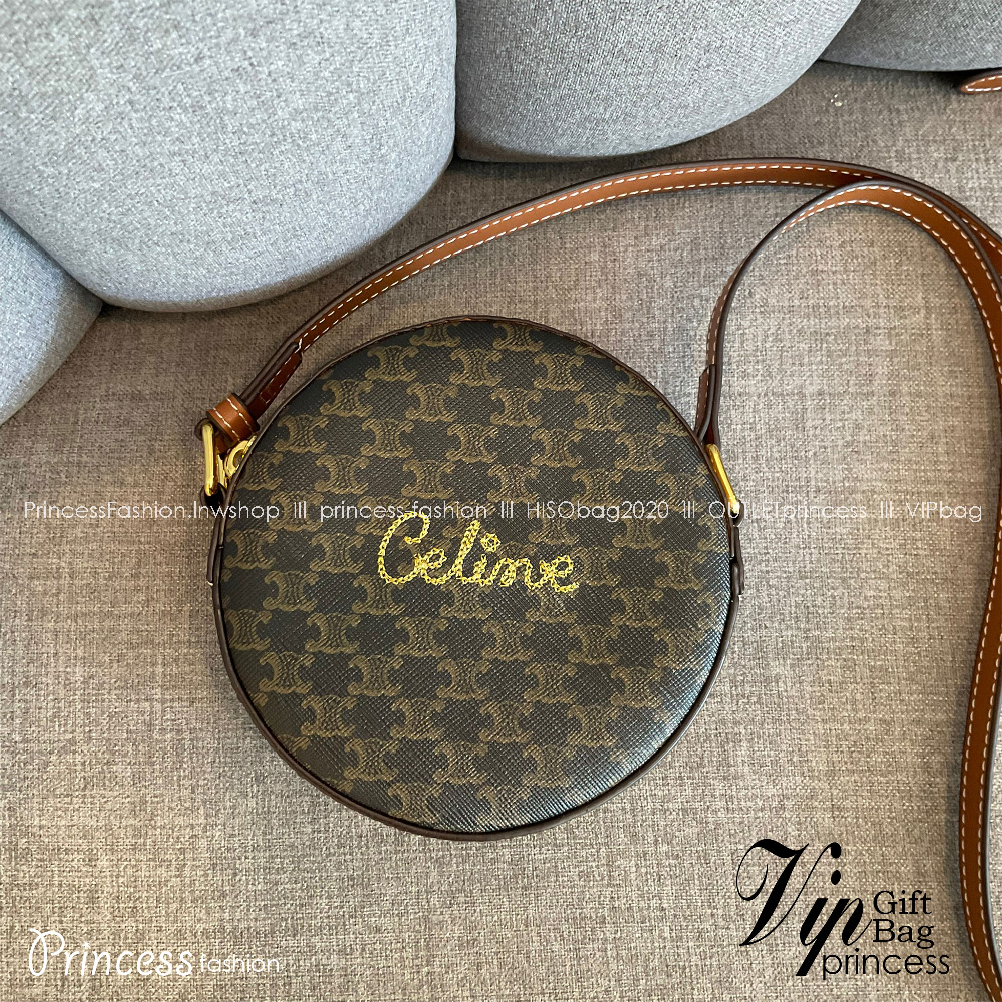 CELINE ROUND PURSE ON STRAP IN TRIOMPHE CANVAS / พร้อมส่งที่ไทยกับ CELINE CROSSBODY BAG กระเป๋าทรงครอสบอดี้ ใบกลมเล็กน่ารัก วัสดุหนังทั้งใบ ตกแต่งด้วยโลโก้แบรนด์ปักเลื่อมด้านหน้า