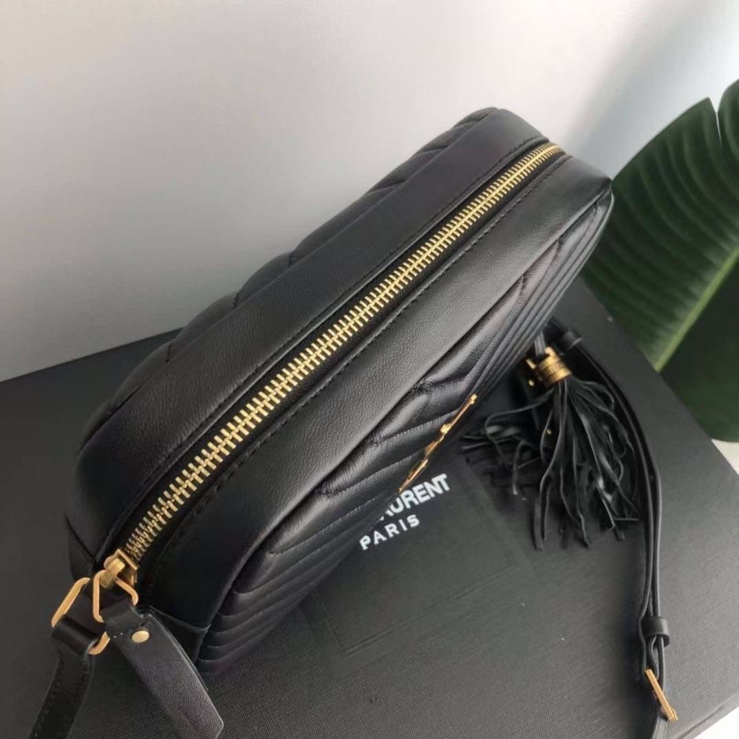 หนังแท้ YSL SAINT LAURENT Lou Medium Monogram YSL Calf Crossbody Bag Anatomy of YSL Camera Bag กระเป๋าสะพายแบรนด์ดังสุดฮิต เป็นอีกหนึ่ง Item ยอดนิยมสำหรับสาวๆ ที่รักความคล่องแคล่ว มีจุดเด่นทั้งในเรื่องการออกแบบกระเป๋า ที่สามารถนำออกมาใช้ได้ในทุกโอกาส สวย 
