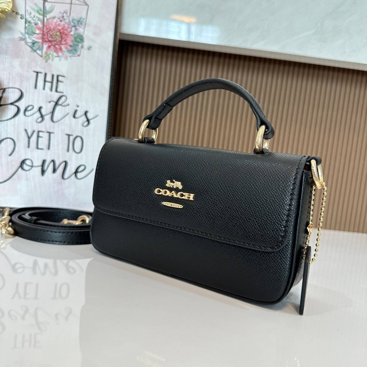 Coach Mini Josie Top Handle Crossbody In Blocked Signature Canvas (cc340) ใหม่ล่าสุด กระเป๋าสะพายหรือถือใบเล็กกระทัดรัด วัสดุหนังตัดขอบหนังแท้ ภายในช่องโล่งกว้างสามารถใส่โทรศัพท์ iPhonePro max ได้ มีช่องใส่บัตรเครดิต 2 ช่อง เปิดปิดด้วนกระดุมแป๊ก ซับในผ้า 