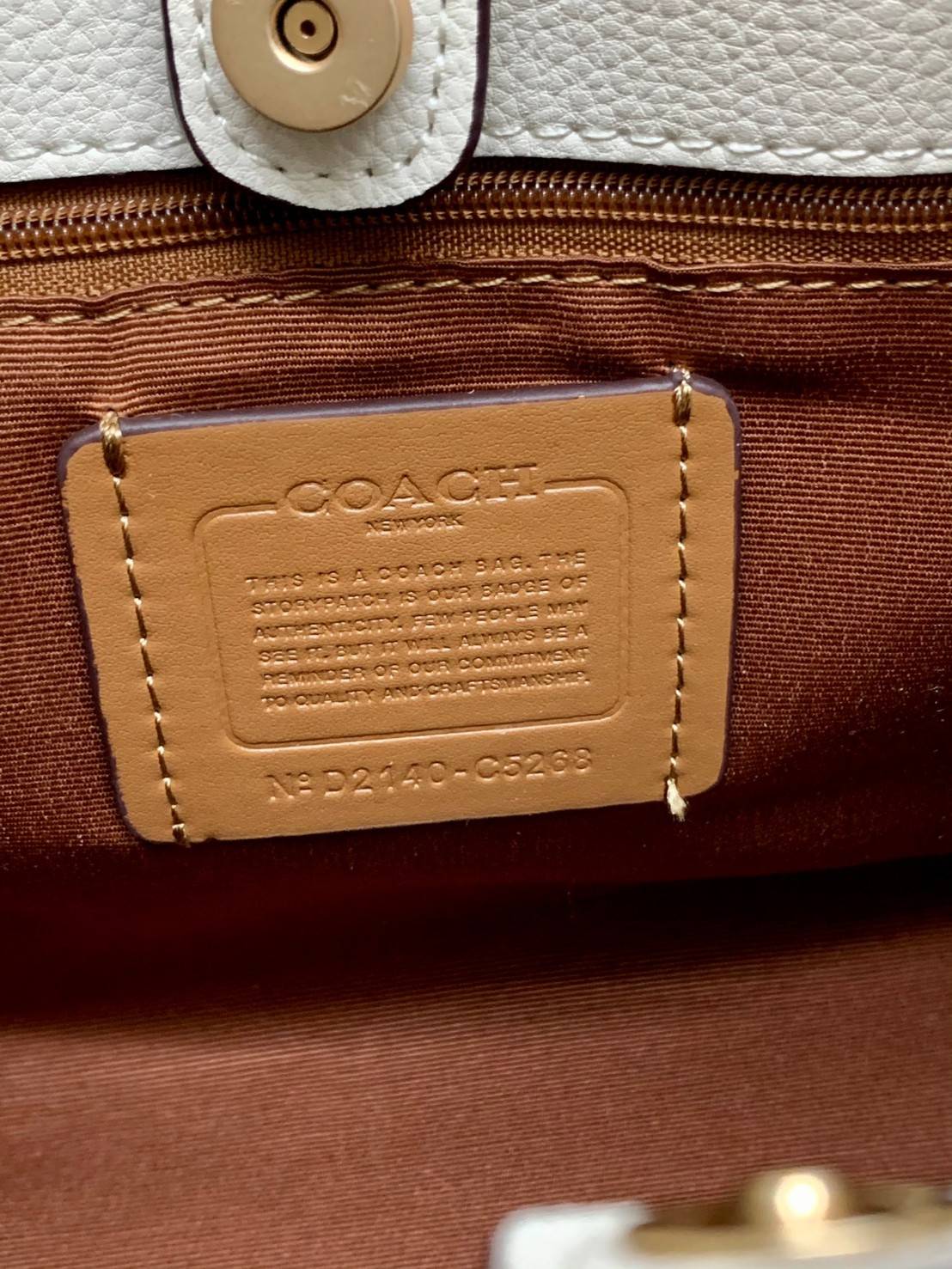 ใหม่ล่าสุด อดใจยังไงไหว COACH Dempsey Field Tote 22 C5268 โทนสีขาวล้วน ดำล้วน สุดคลาสสิก พร้อมส่งความสวยที่ไทยค่ะ! กระเป๋าทรง Tote ขนาดพอเหมาะลำตัว พกพาง่ายสะดวกได้กับทุกๆวัน ด้านหน้าปั้มโลโก้แบรนด์ตัวใหญ่สวยค่ะ;เปิดปิดกระเป๋าแบบกระดุมแม่เหล็ก ภายในใส่กระ