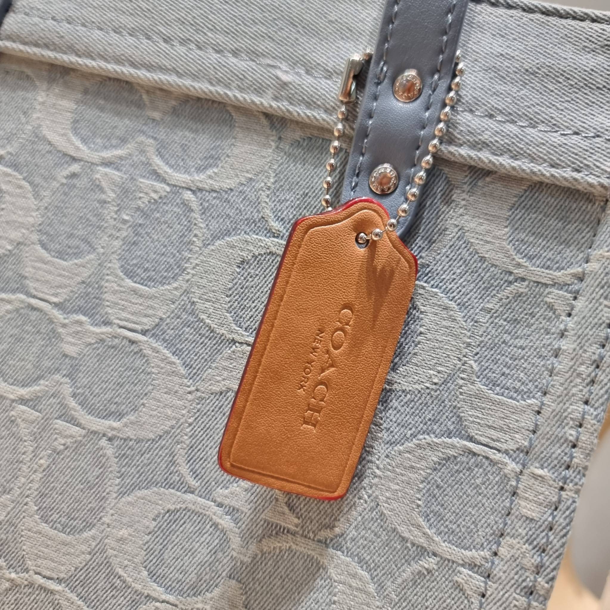 COACH FIELD TOTE 22 IN SIGNATURE DENIM / CJ853 คอลเลคชั่นใหม่ พร้อมสีใหม่ยังไม่เข้าไทย ให้ทุกคนได้มีสวยก่อนใครไปเลย!! กับกระเป๋าทรงโท้ท ไซส์กำลังสวย ดีเทลปั๊มผิวเต็มใบ ดูดี มี texture บวกกับสายสะพายสปอร์ตสีตัดกับกระเป๋า