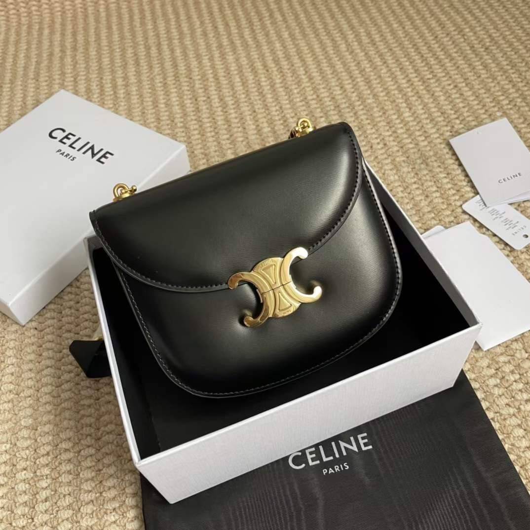 CELINE TEEN BESACE TRIOMPHE IN SHINY กระเป๋าสะพายคาดลำตัวรุ่นนี้นับว่าเป็นกระเป๋าอีกหนึ่งรุ่นในซีรีส์ Triomphe ที่ได้รับความนิยมอย่างมาก ด้วยรูปร่างทรงโค้งมนมีความคลาสสิกตามแบบฉบับแบรนด์