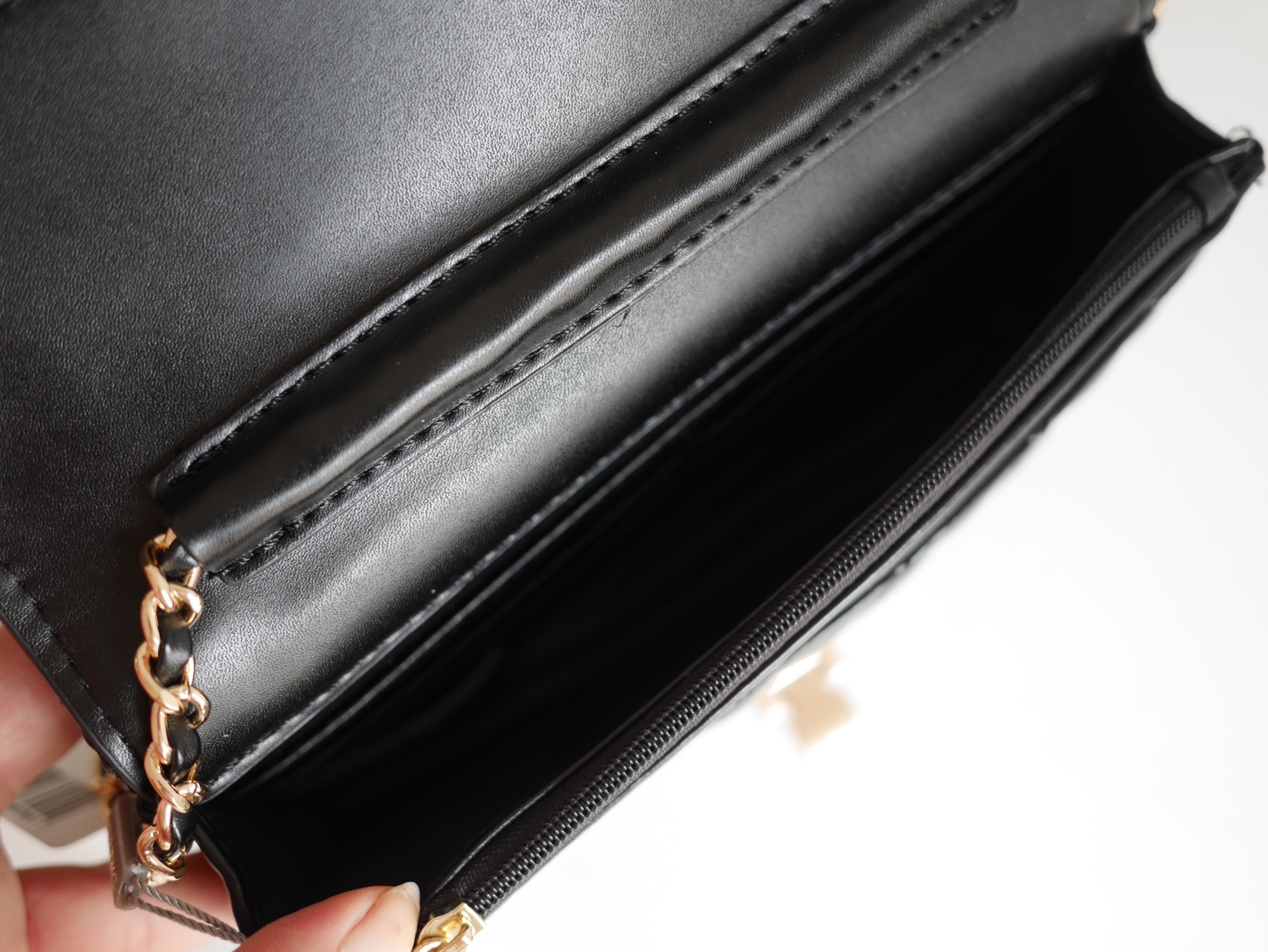 Charles & Keith Quilted Clutch (Black) กระเป๋าสะพายข้างใบเล็กกะทัดรัด วัสดุหนัง ดีไซน์ลายตาราง ปรับถือเป็น cluth ได้ มาพร้อมสายโซ่สลับหนังสวยหรู สไตล์ chanel เปิดปิดด้วยตัวล็อค ฝาเปิดด้านในมีช่องซิป เล็ก 1 ช่อง ใบนี้ mix&match ได้ทุกสไตล์การแต่งตัวค่ะ