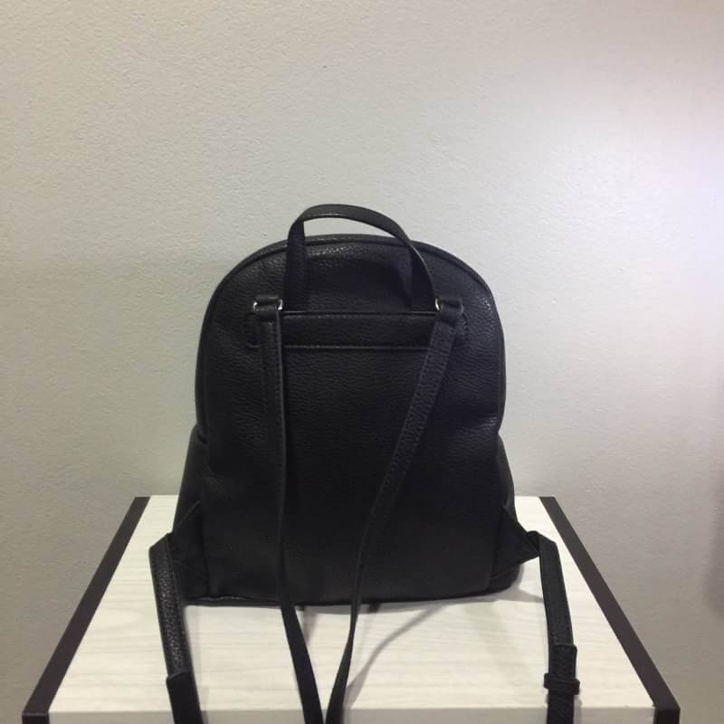 GUESS BACKPACK กระเป๋าเป้สพายจากแบรนด์ดัง ดีไซร์เรียบหรู ด้านหน้าโชว์โลโก้แบรนด์ มีช่องใส่ของด้านหน้า ภายในมีช่องใส่ของย่อยอีก 3ช่อง และช่องซิป 1 ช่อง สายสพายปรับระดับได้ เป็นรุ่นแนะนำสำหรับสาวๆที่ชื่นชอบการสพายเป้ สพายเบาสบายไม่ปวดไหล่ เหมาะกับทุกวัยคะ