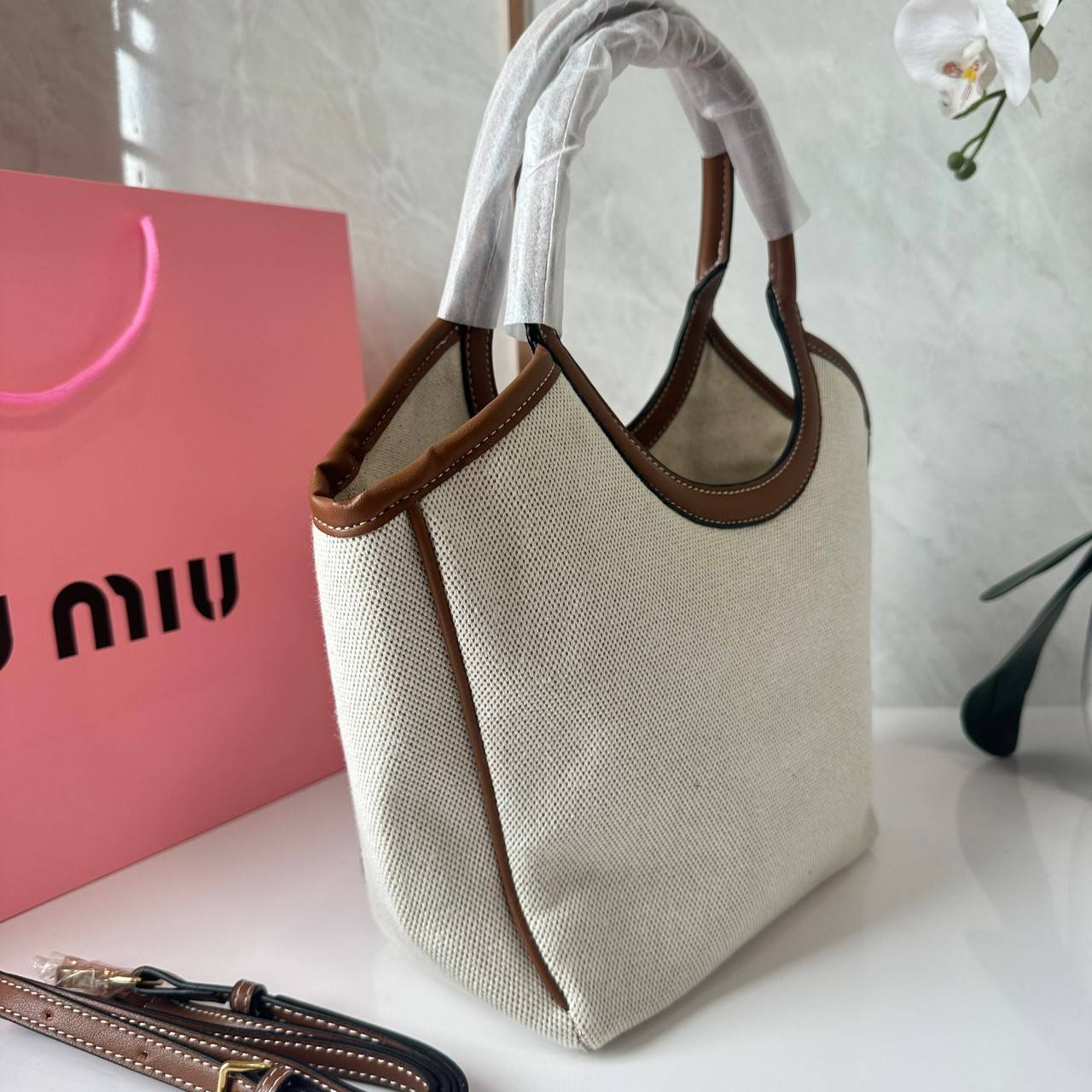 MIU MIU IVY CANVAS BAG / MIU MIU TOTE IVY MINI กระเป๋าถือหรือสะพายข้างทรงโท้ท รูปทรงทันสมัยน่ารัก สวยหรูมากๆคะ