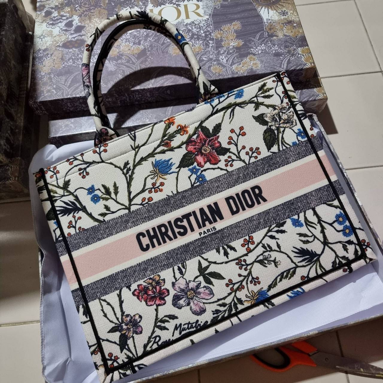 VIP 】HOT ARRIVAL!! DIOR CD SHOPPING BAG WITH GWP กระเป๋าทรงช้อปปิ้งใบใหญ่ จุใจ!! พรีเมี่ยมกิ๊ฟรุ่นดับเบิ้ลฮอต ดีไซน์คลาสสิควินเทจ สวยหรู วัสดุผ้าแคนวาสลายกราฟฟิค ภายในโล่งกว้างมากๆ ใส่ของจุสุดๆ โน้ตบุ้ค ไอแพด กระเป๋าสตางค์ มือถือ หรือเสื้อผ้ายังได้ สะพายค