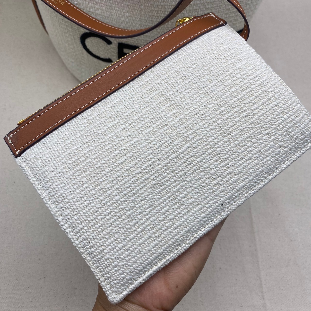 CELINE BUCKET BAG 23cm วัสดุ Textile Canvas & CalfSkin ดีไซน์ทรง Bucket ใบใหญ่กำลังดี มาพร้อม Clutch ใบเล็กเข้าชุด เนื้อหนาแข็งแรง ภายในกว้างและจุใส่สัมภาระได้เยอะจุใจ