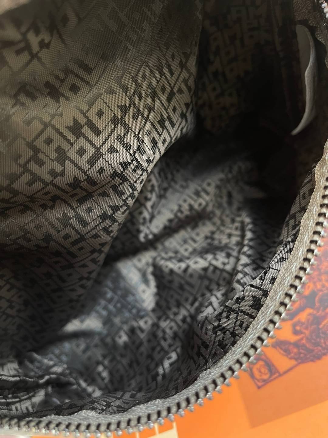 Longchamp Le Pliage Cuir Crossbody Bag อีกหนึ่งคอลเลคชั่น Le Pliage Cuir หนึ่งในตระกูลกระเป๋าสุดไอคอนิกจากแบรนด์ Longchamp และจัดการปรับดีไซน์ให้มีขนาดเล็กลงในทรงcrossbody กะทัดรัดสะพายแล้วคล่องตัว ด้วยดีไซน์ที่ดูเป็นเอกลักษณ์การใช้งานช่องหลักที่ซิปด้านหล