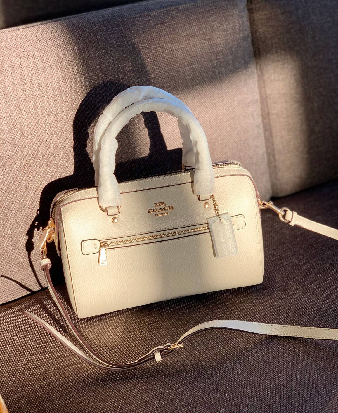 COACH ROWAN SATCHEL BAG ((79946)) กลับมาอีกครั้ง พร้อมสีหายากค่ะ! กระเป๋าหิ้วทรงหมอนสุดฮิตของสาวๆ//สะพายข้างได้ หนังแท้ ลายหนังสวย ทรงสวย ด้านหน้ามีช่องซิปให้หนึ่งช่อง เปิดปิดช่องหลักแบบซิป ภายในกว้างใส่ของจำเป็นของสาวๆได้ครบ มีช่องเล็กและช่องซิปใส่ของจุก