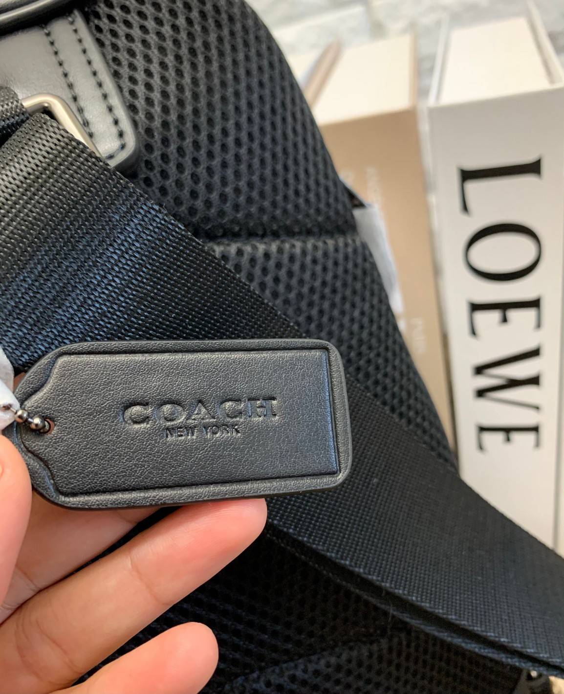 ใหม่ล่าสุด คุณผู้ชายห้ามพลาดเลยค่าา COACH GRAHAM PACK IN SIGNATURE ((89937)) พร้อมส่งที่ไทยค่ะ! กระเป๋าคาดอก สามารถคาดด้านหน้าหรือด้านหลังได้ตามแต่สะดวกค่ะ หนังแท้นิ่ม ทรงสวยมากๆค่ะสำหรับรุ่นนี้! มีช่องซิปตอนหน้าหนึ่งช่อง;ช่องหลักเปิดปิดแบบซิปคู่ ภายในโล่