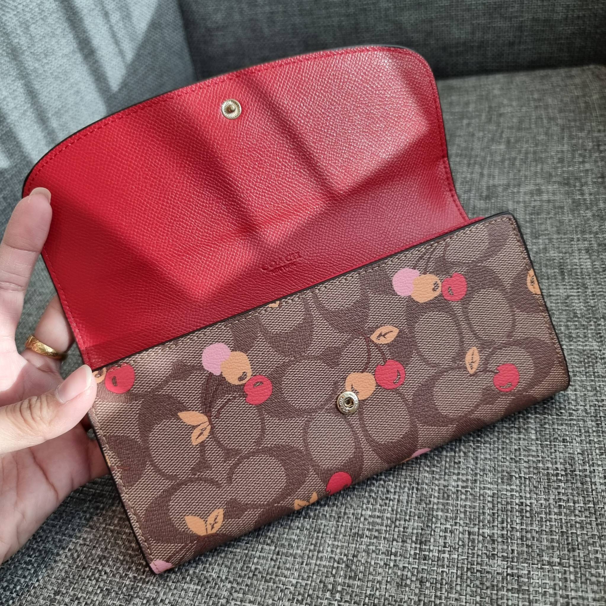OUTLET 】COACH F31562 SLIM ENVELOPE WALLET IN SIGNATURE CANVAS WITH CHERRY PRINT คอลเลคชั่นใหม่ล่าสุด ต้อนรับนิวเยียร์ไปเลย!! 🍒🎊 กระเป๋าสตางค์รุ่นขายดี ทรงจดหมายรุ่นฝาพับ ดีไซน์ลายเชอร์รี่ น่ารักสดใส วัสดุหนังแคนวาสเคลือบลาย ภายในใส่มือถือไ