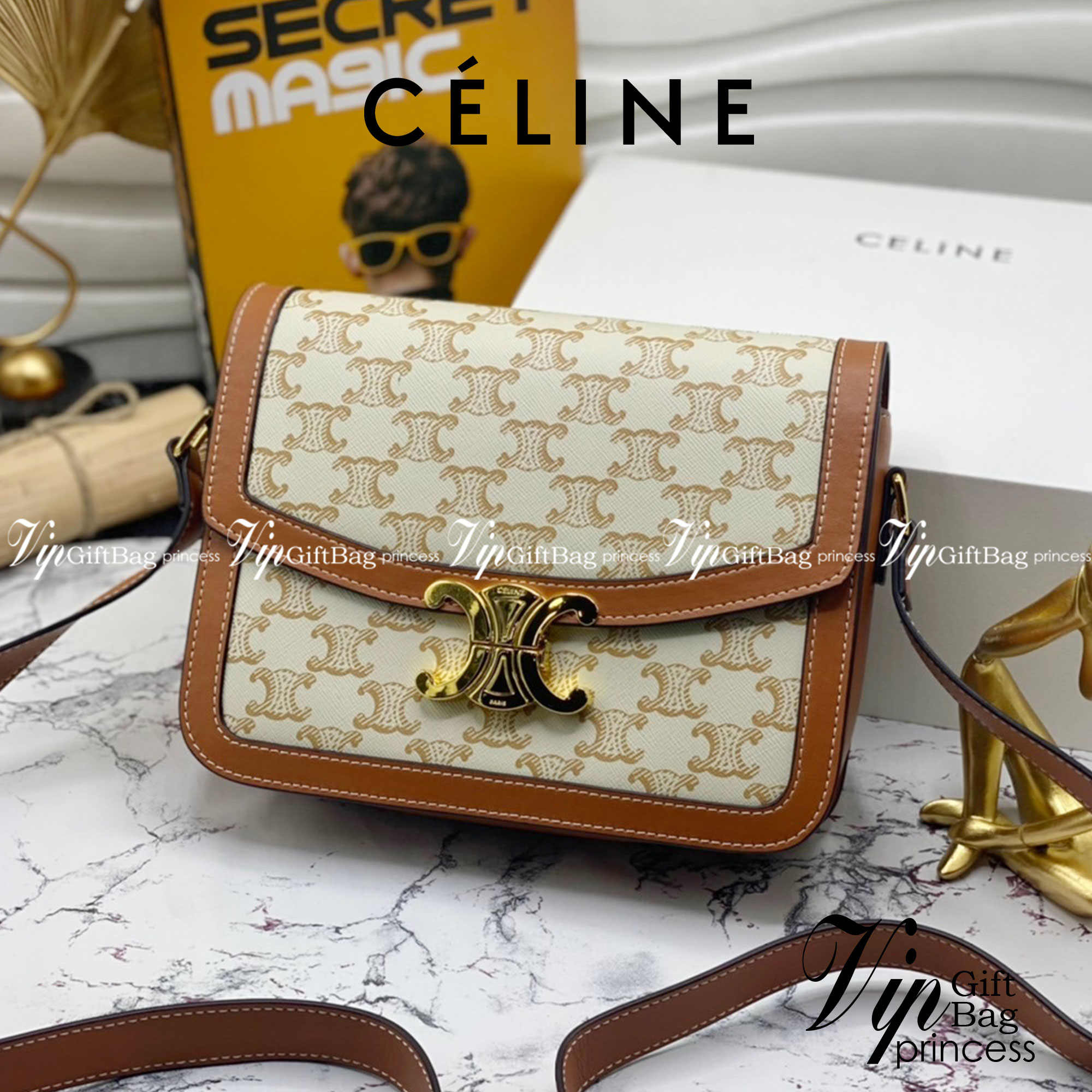 หนังแท้ CELINE MEDIUM TRIOMPHE BAG IN TRIOMPHE CANVAS AND CALFSKIN / CELINE TEEN สาวๆที่กำลังมองหากระเป๋าน่ารักเอาไว้ใช้ในวันสบาย ๆ แต่ไม่รู้เลือกกระเป๋า Celine รุ่นไหนดี แนะนำรุ่นนี้เลยคะ เป็นกระเป๋าสะพายข้างขนาดกำลังดี สวยแบบคลาสสิก หรูหราด้วยแคนวาสเคลื