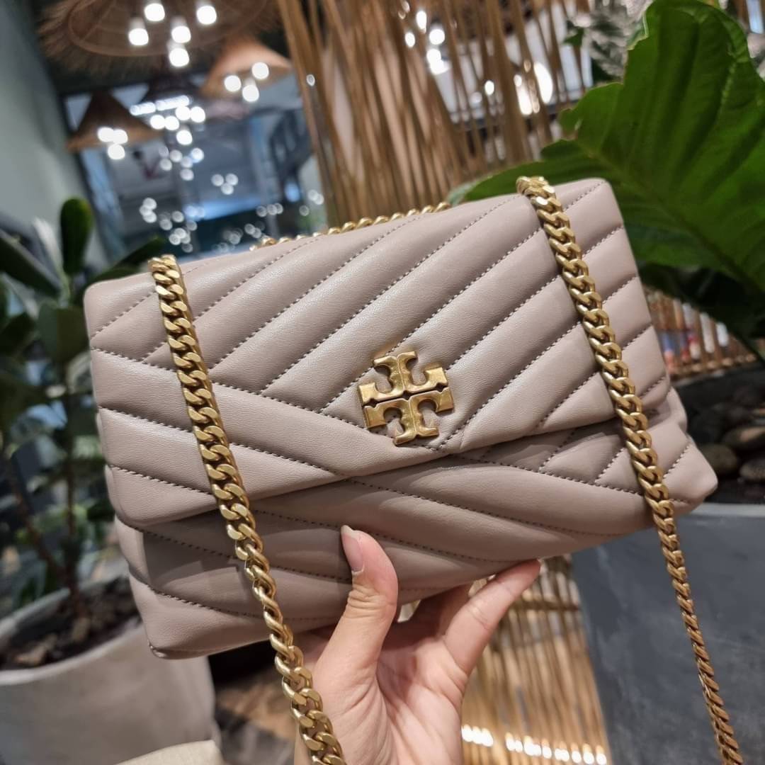 TORY BURCH KIRA CHEVRON CONVERTIBLE SHOULDER BAG (SMALL / MEDIUM) กระเป๋าสะพายรุ่นยอดฮิต ไซส์คลาสสิค ที่ใช้ยังไงก็ดูหรู ดีไซน์เฉพาะตัว วัสดุหนังแกะ สัมผัสนิ่ม เปิด-ปิดด้วยกระดุมแม่เหล็ก ภายในเป็นช่องโล่ง ใส่กระเป๋าสตางค์ มือถือ เครื่องสำอางค์ พาวเวอร์แบงค