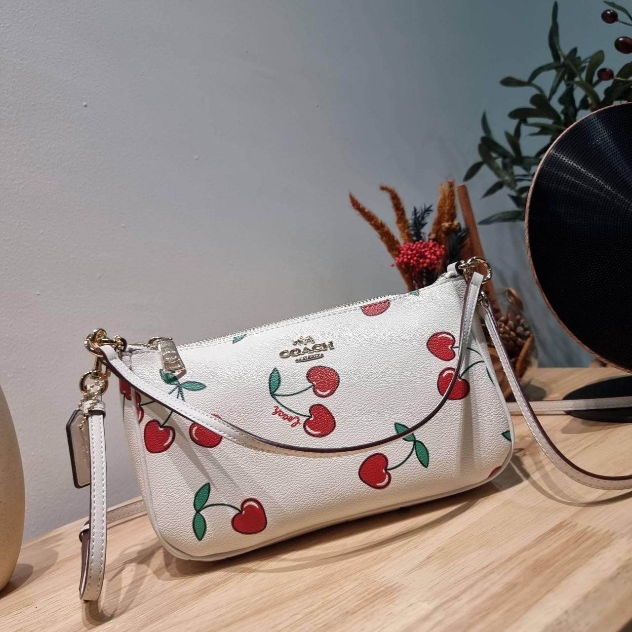 COACH F58321 TOP HANDLE POUCH คอลเลคชั่นสุดฮิต กับดีไซน์ใหม่ น่ารักน่าใช้ทุกแบบ กระเป๋าพอชทรงใช้งานง่าย สะดวก กะทัดรัด วัสดุหนังแคนวาสเคลือบคุณภาพ มาพร้อมสายคล้องในตัว และสายสะพาย crossbody ปรับเปลี่ยนได้ตามสไตล์ อีกหนึ่งไอเท็มที่สาวๆต้องมี ในราคาสุดคุ้ม 