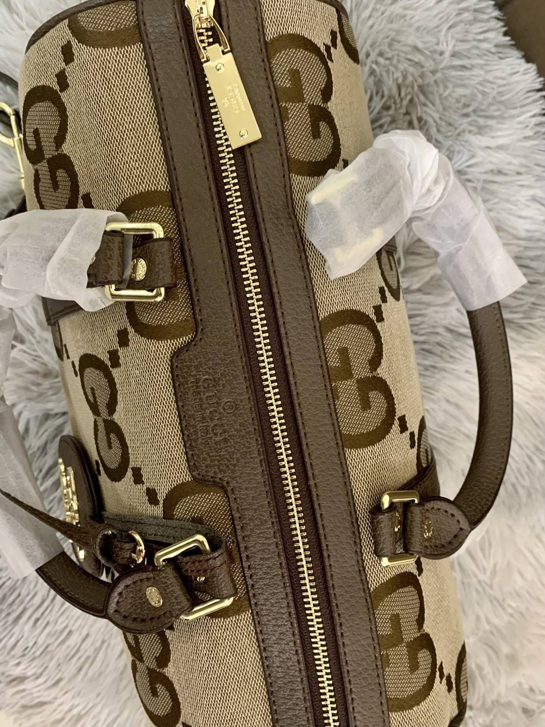 VIP 🥂 Gucci Vintage Web Boston Bag / Gucci Travel กระเป๋าทรงหมอนยอดนิยม สำหรับสาวๆ ผู้รักการพกพาของเยอะๆ ไปไหนมาไหนตลอดเวลา เหมาะใช้ทั้งในชีวิตประจำวันหรือใช้เป็นกระเป๋าเดินทางก็ได้ โดดเด่นด้วยลวดลายซิกเนเจอGucci วัสดุcalfskin อะไหล่ทอง ขนาดกำลังด
