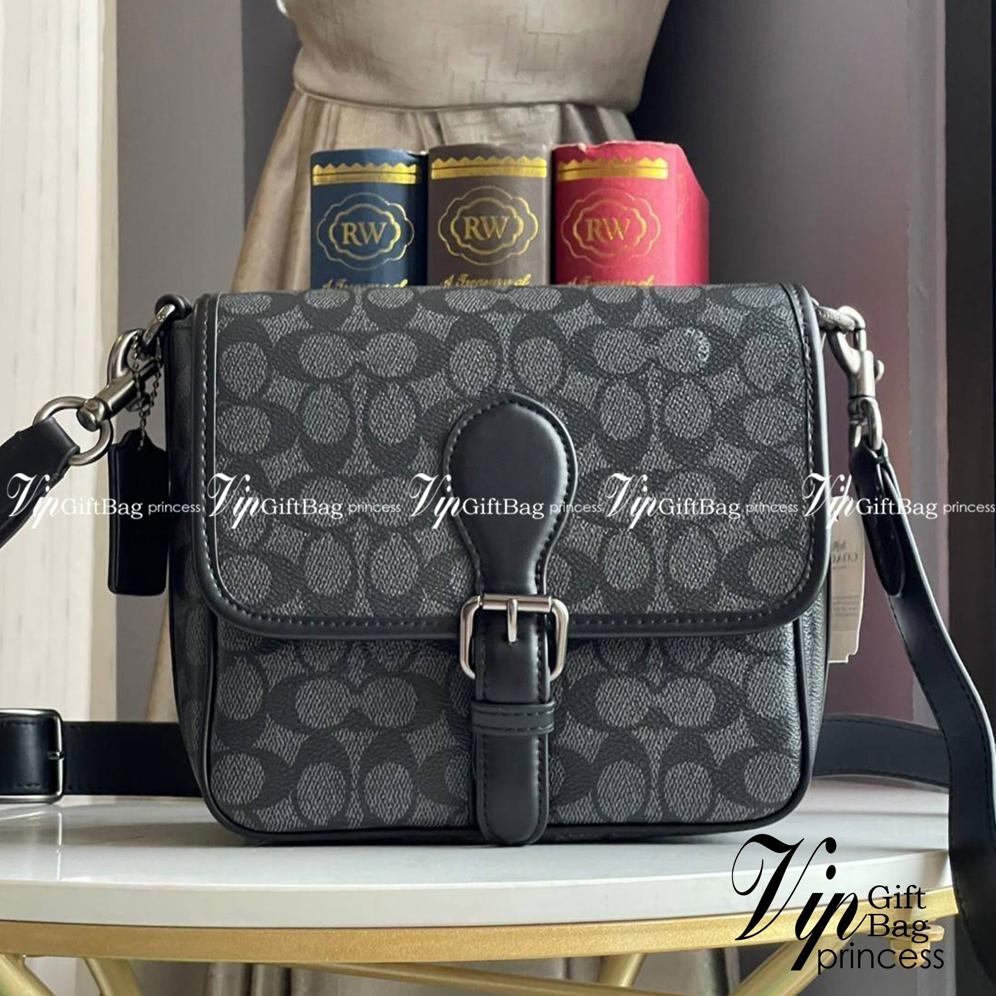 Coach Frankie Crossbody In Signature Canvas Leather Bag Sling CD877 กระเป๋าสไตล์แฮนด์ฟรีที่จัดระเบียบอย่างดีสำหรับการเดินทางหรือที่ทำงาน Frankie Crossbody ขนาดกะทัดรัดถือทุกสิ่งที่จำเป็นด้วยพื้นที่สำหรับโทรศัพท์ กระเป๋าสตางค์ กุญแจและอีกมากมาย ผลิตจากผ้าแ