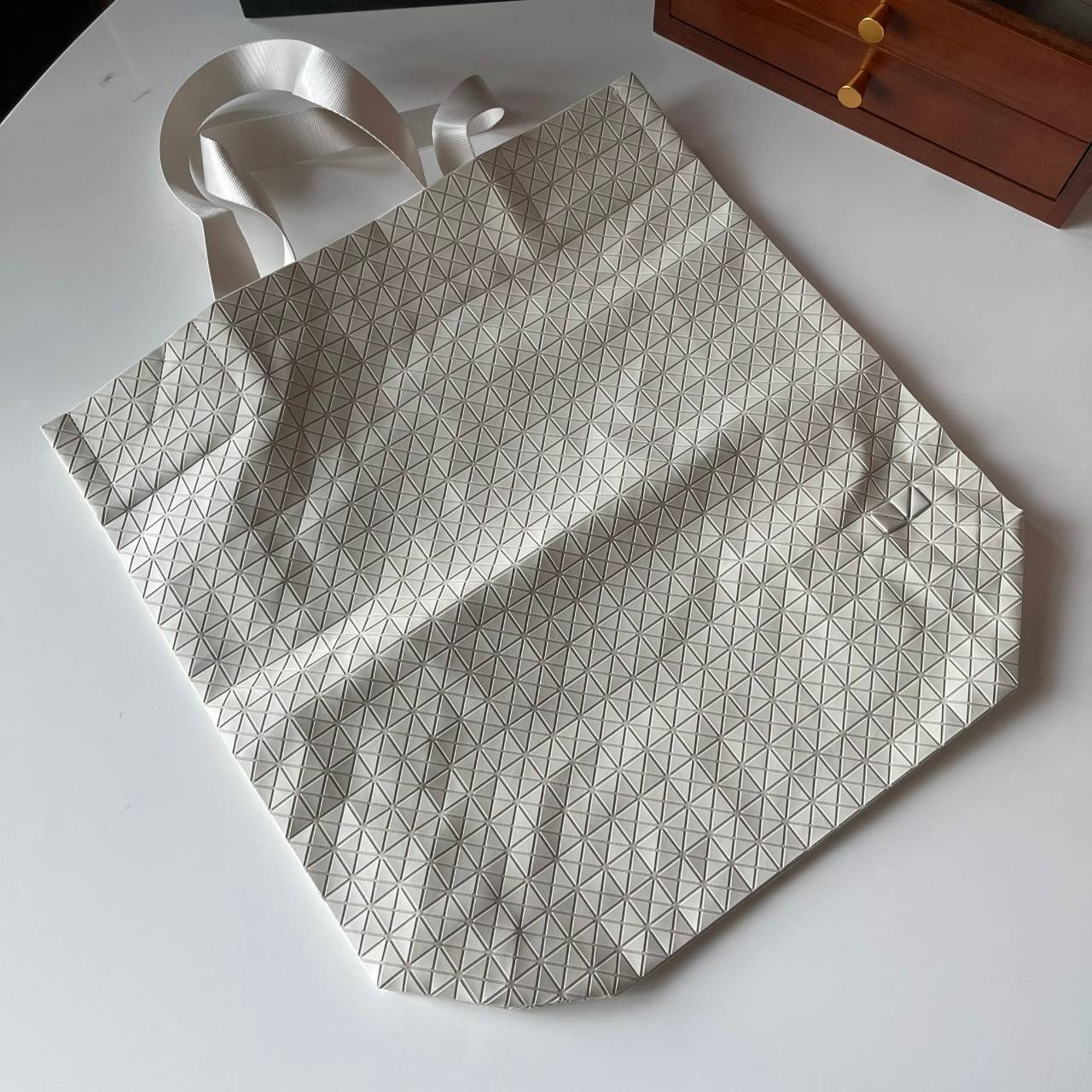 VIP 】Bao Bao Issey Miyake Cart Tote Bag พร้อมส่งที่ไทย รุ่นใหม่ล่าสุด สามารถใช้ได้ทั้งผู้หญิงกับผู้ชาย เบาสบายจุของได้เยอะสามารถทนทานต่อน้ำหนักได้สูงใช้งานได้ยาวๆเลยค่ะ